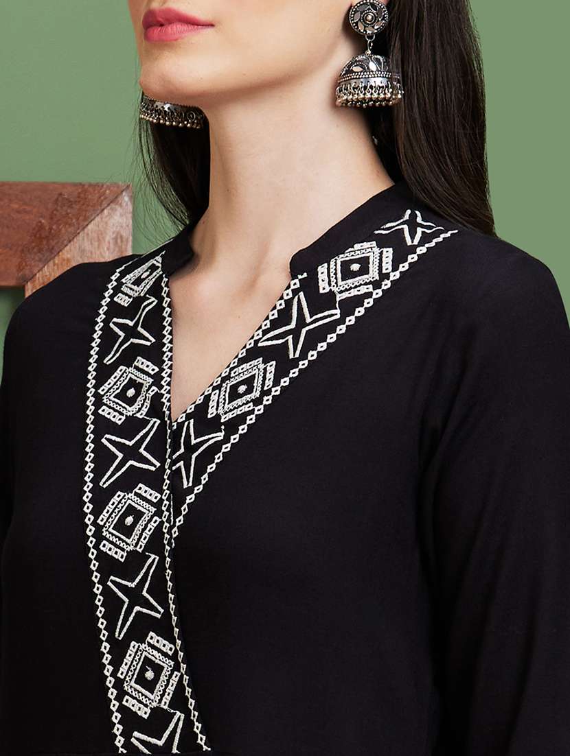 women black v neck a-line kurta - 20885386 -  Standard Image - 3