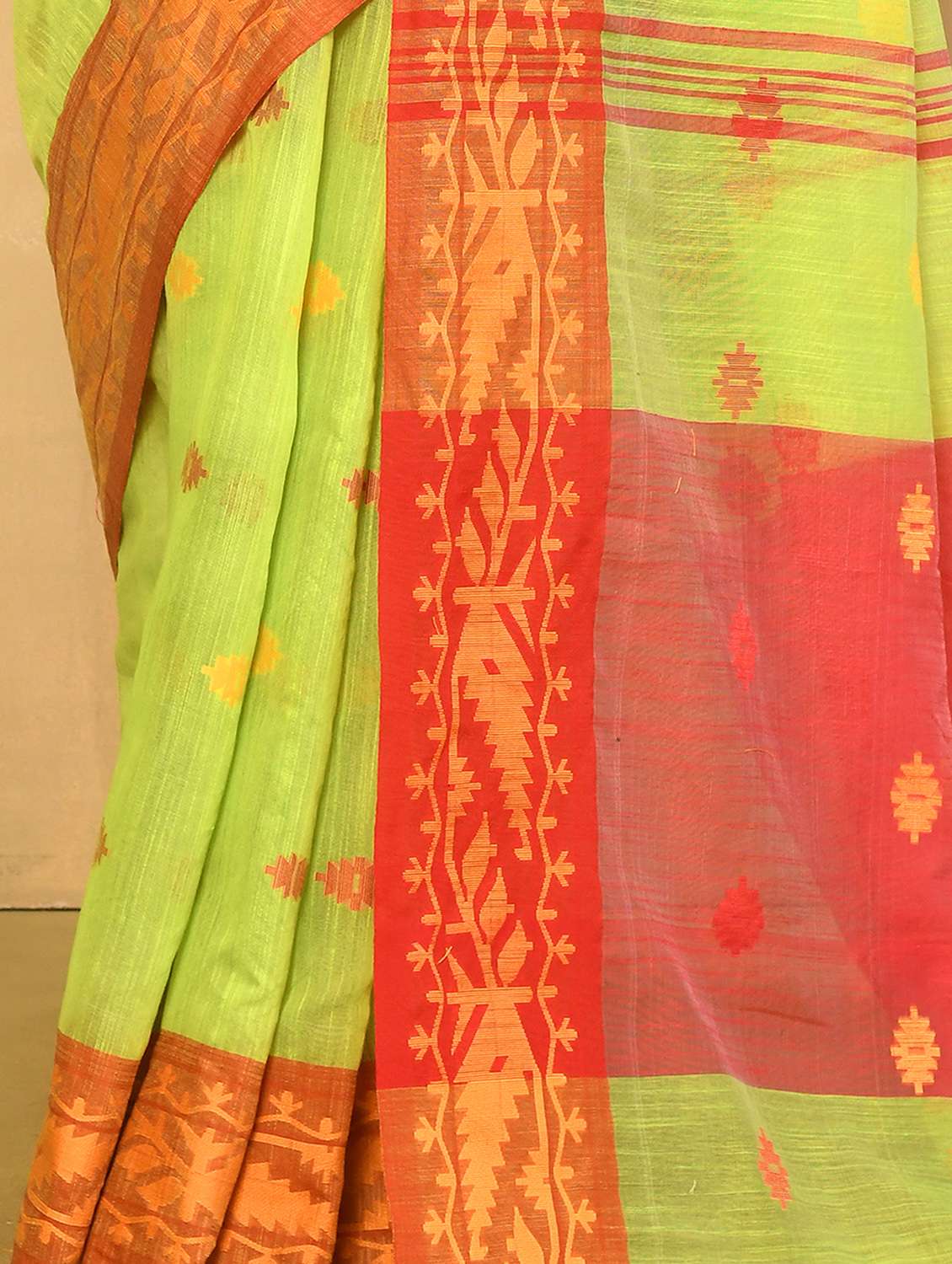 lime green handloom saree - 20946419 - Standard Image - 3