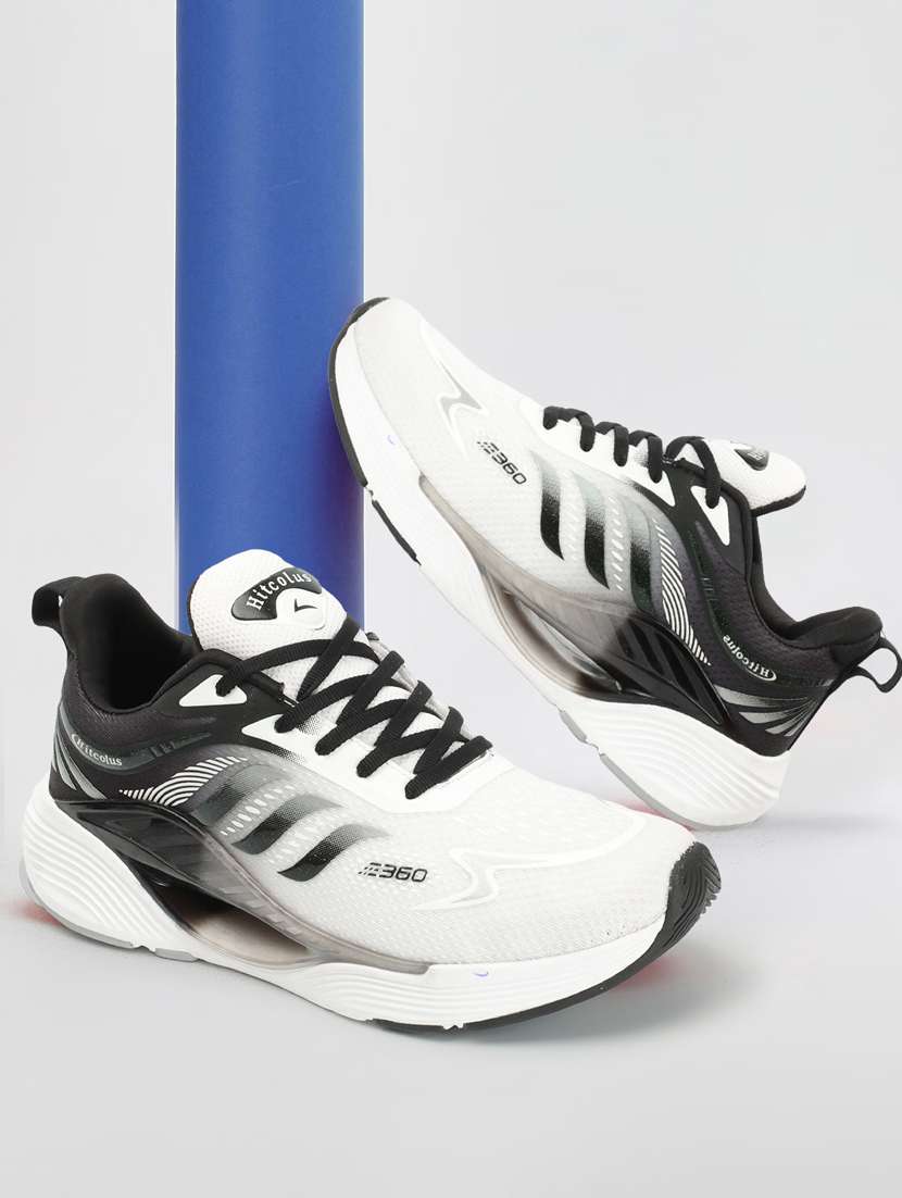 men lace up sport shoes