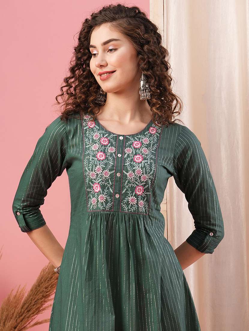women green round neck a-line kurta - 20958597 - Standard Image - 3