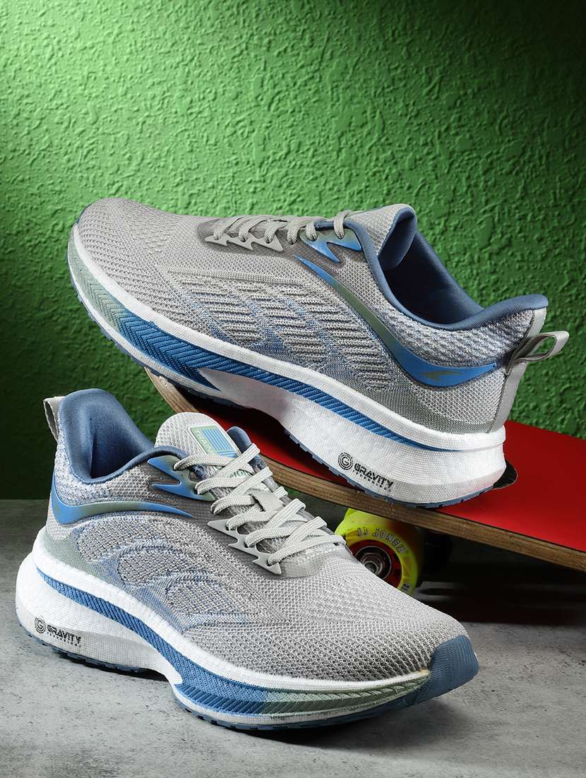 men lace up sport shoes