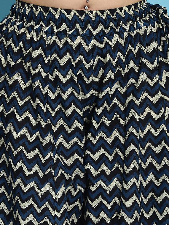 black printed flared palazzo - 21059905 - Standard Image - 5