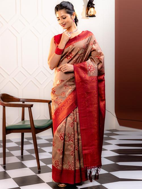 women floral printed bordered saree with blouse - 21068392 - Standard Image - 0