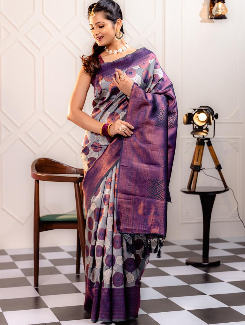 women self design bordered saree with blouse - 21068399 - Zoom Image - 0