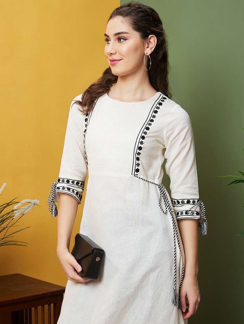 women off white round neck a-line kurta - 21081864 -  Standard Image - 3