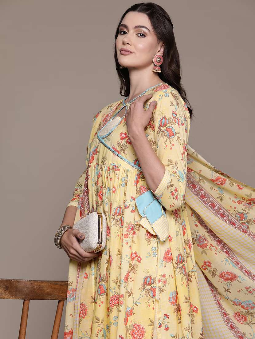 women three quarter sleeve kurta pant with dupatta set - 21087729 - Standard Image - 3
