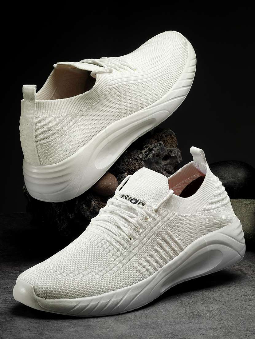men lace up sport shoes