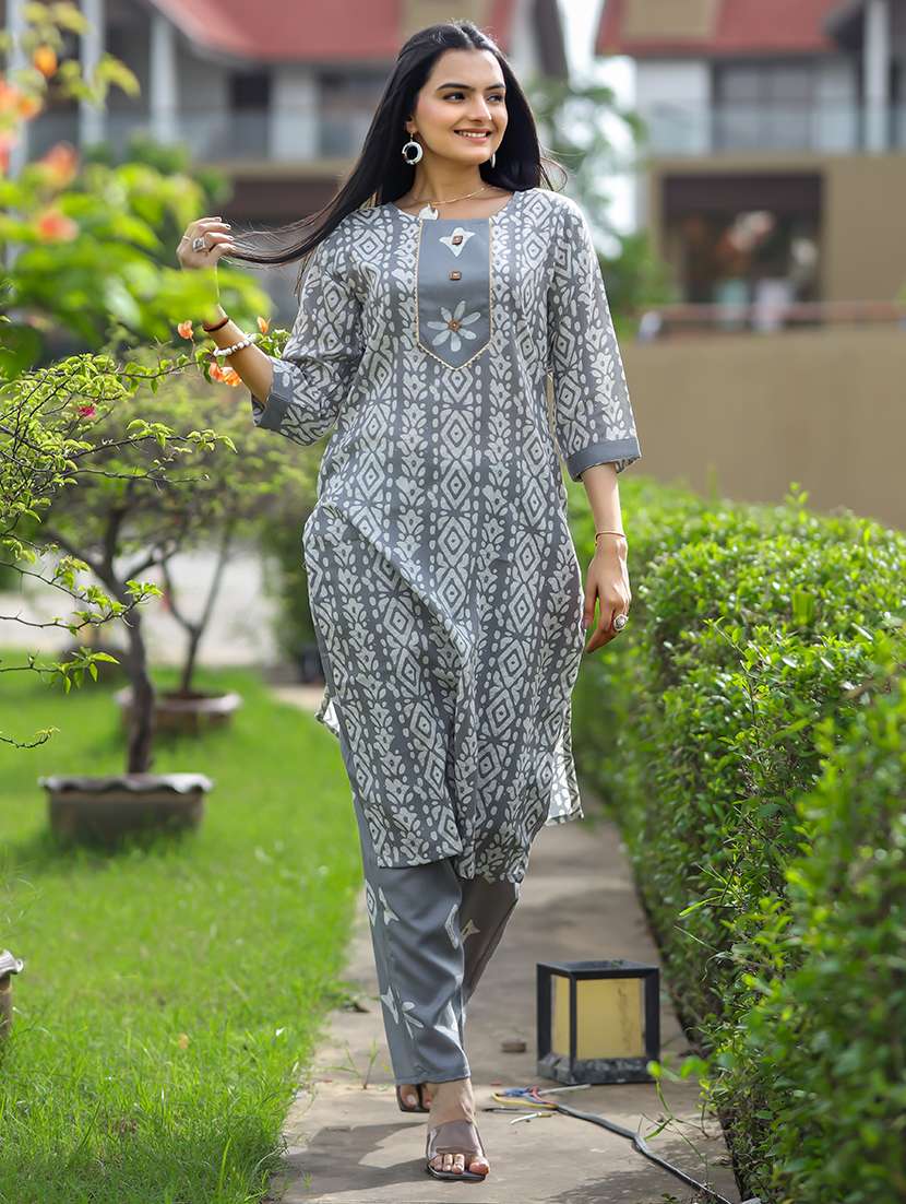 women three quarter sleeve kurta pant set