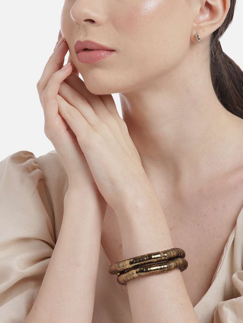 gold metal links bracelet - 21173233 - Standard Image - 3