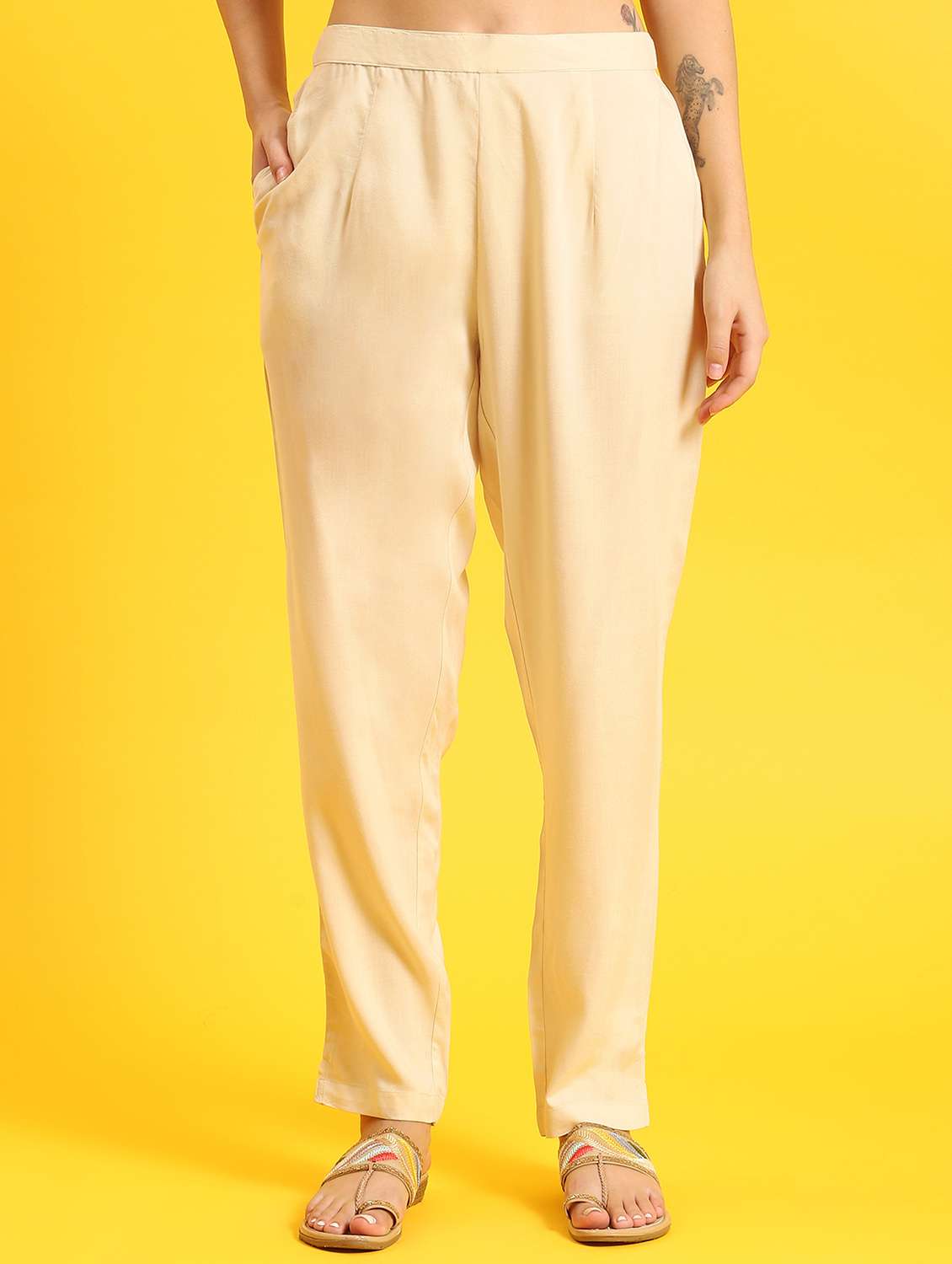 women floral kurta pant set with dupatta - 21221729 -  Standard Image - 5