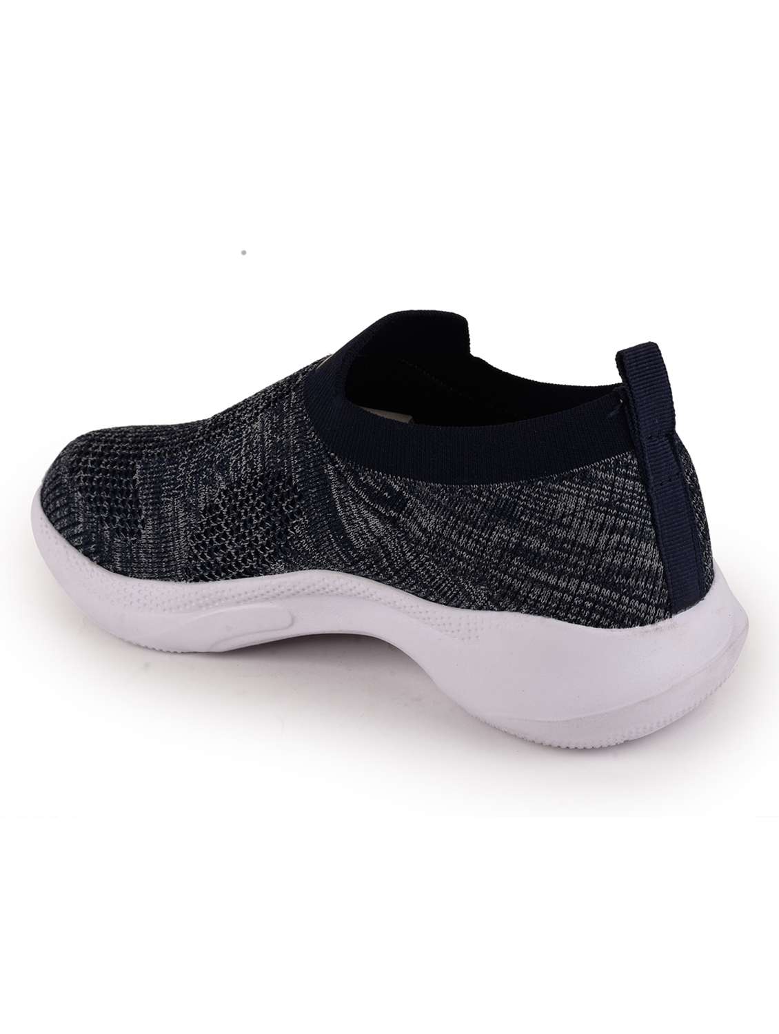 men slip on sport shoes - 21265913 -  Standard Image - 3