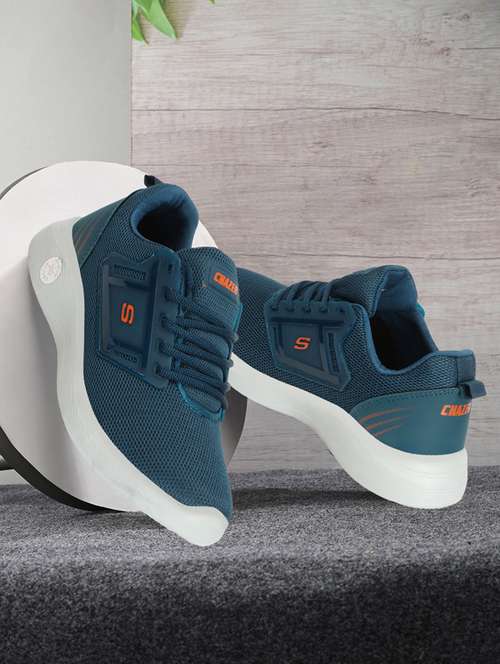 men lace up sports shoes