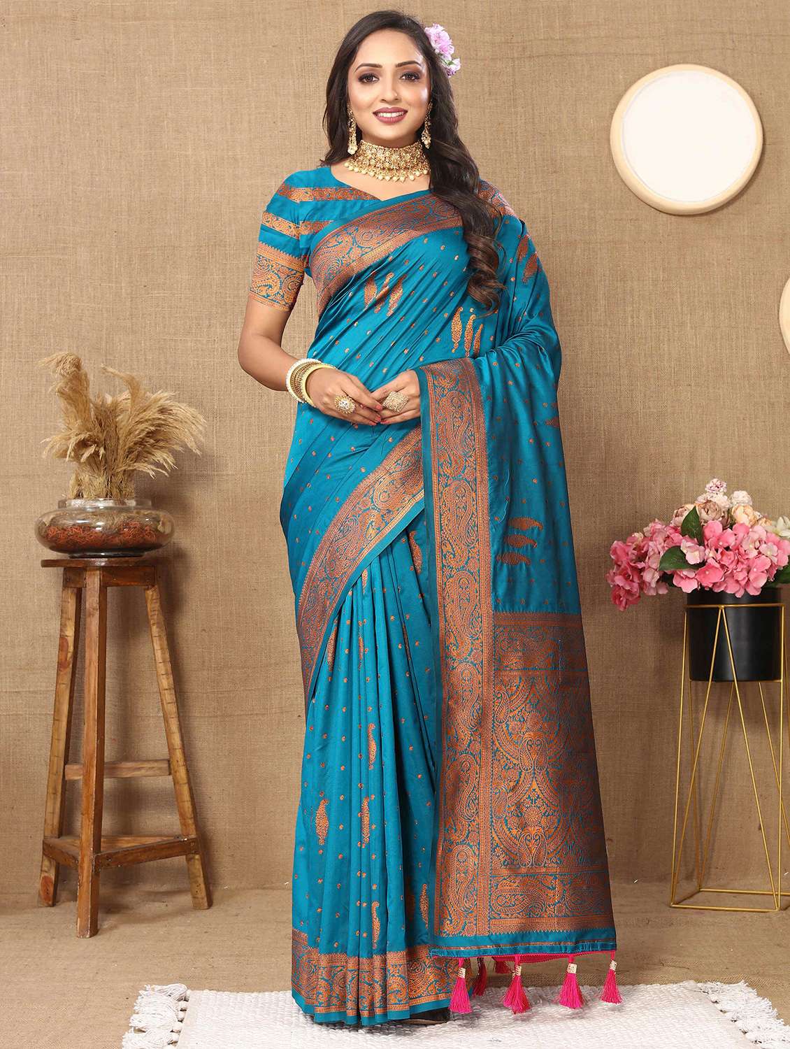 women self design bordered saree with blouse - 21286591 - Zoom Image - 0