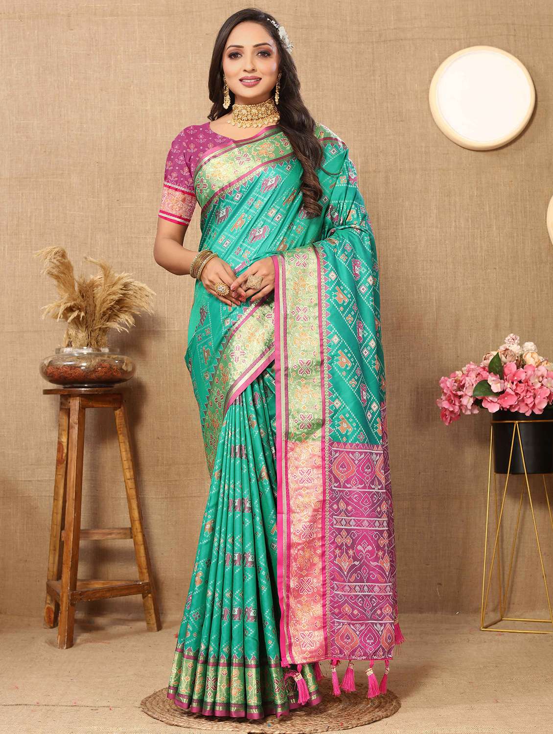 women self design banarasi saree with blouse - 21286615 - Zoom Image - 0