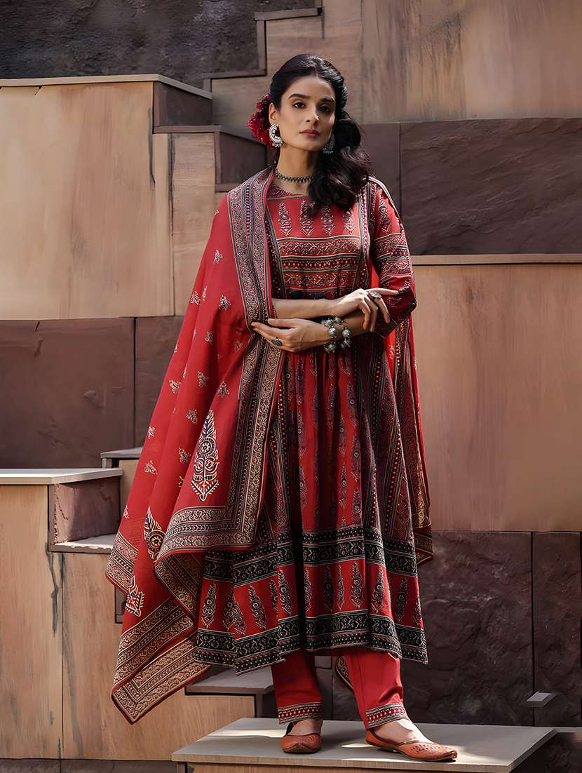 women three quarter sleeve anarkali kurta pant with dupatta set - 21295643 - Zoom Image - 0