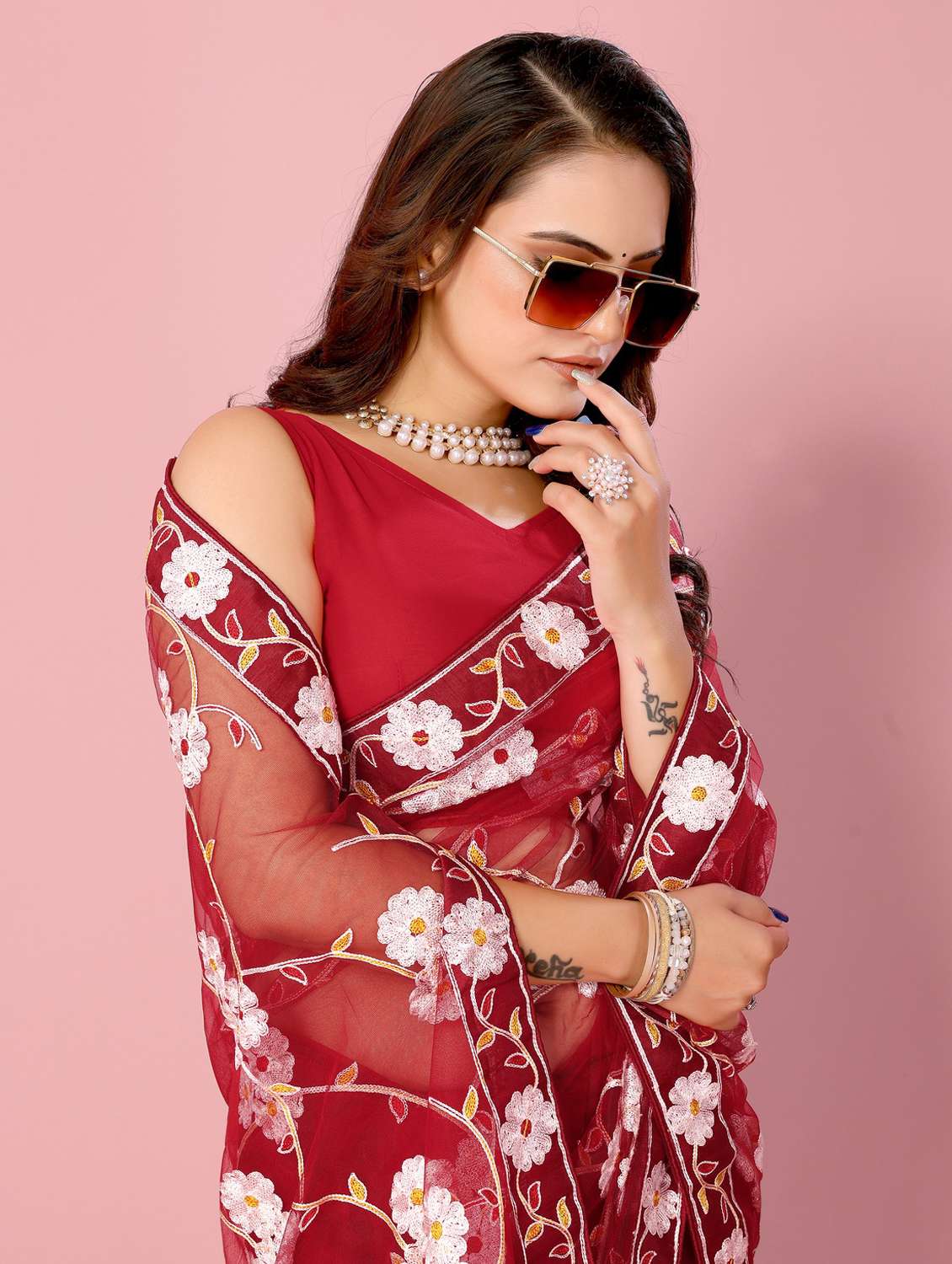 women red embroidered saree with blouse - 21320757 -  Standard Image - 3