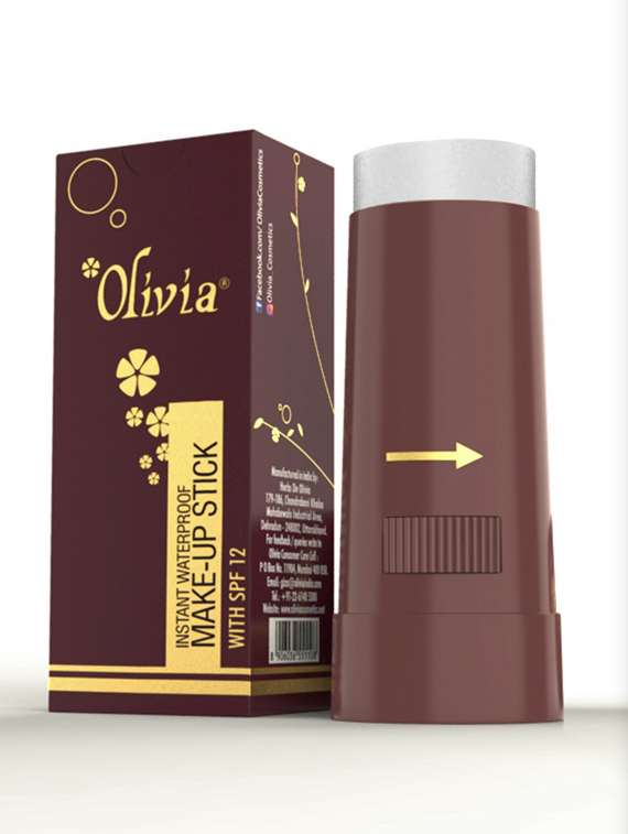women sitick formulation corrector and concealer