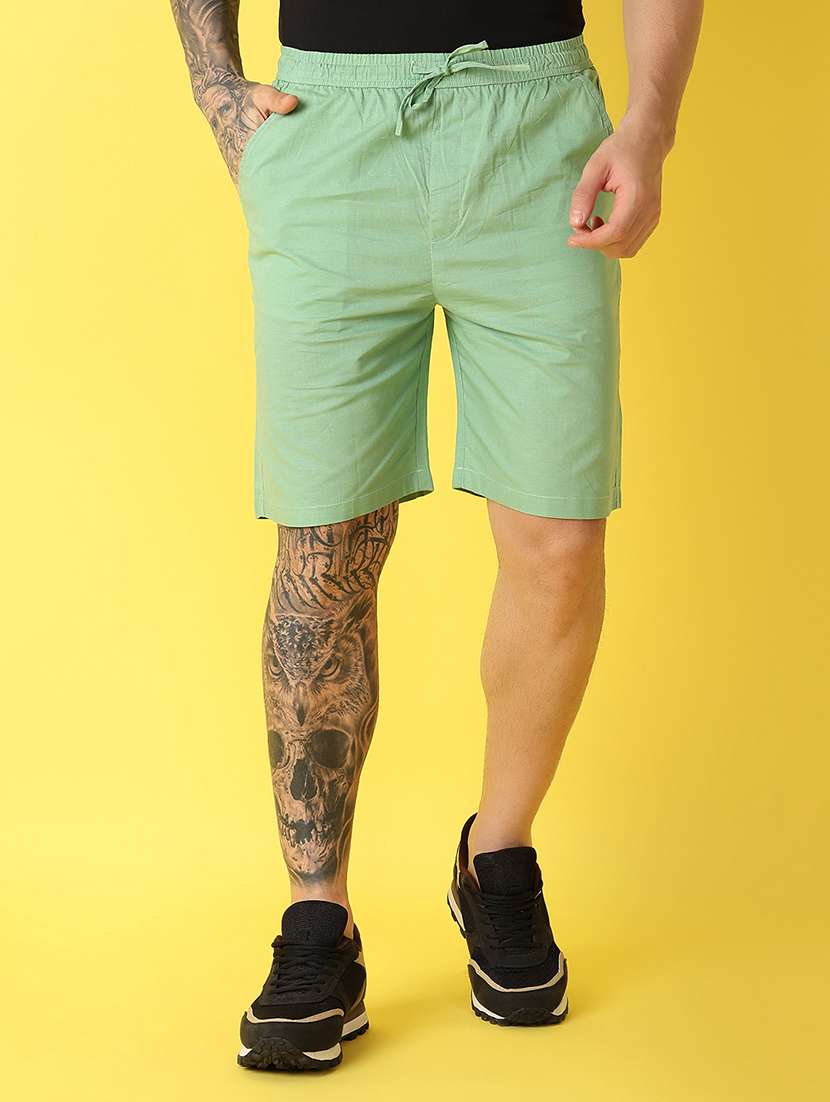 men mid rise solid shorts