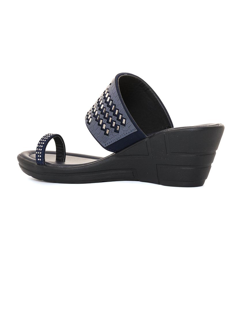 women one toe sandal - 21335322 - Standard Image - 3