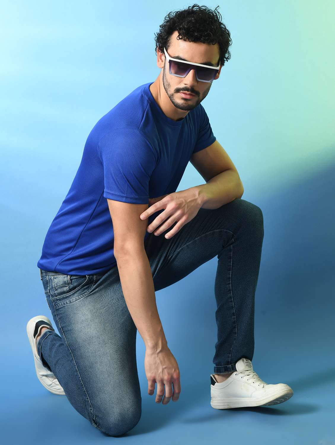 men round neck plain t-shirt - 21340519 -  Standard Image - 3