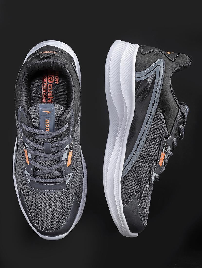 men lace up sports shoes - 21353789 -  Zoom Image - 0