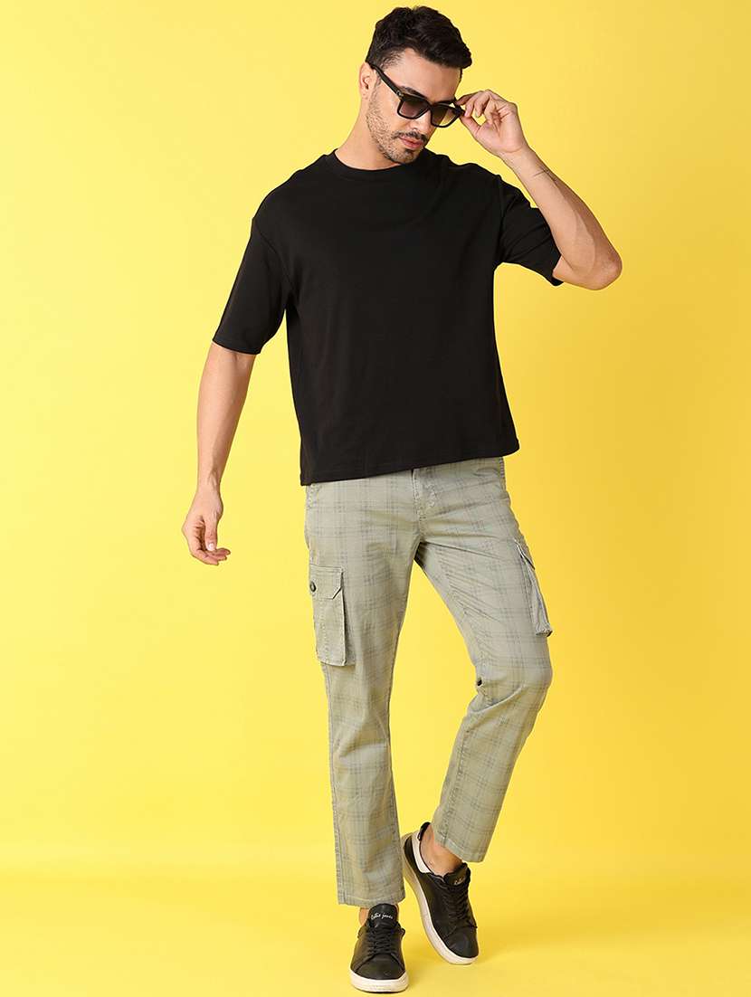 men round neck plain t-shirt - 21369707 -  Standard Image - 3