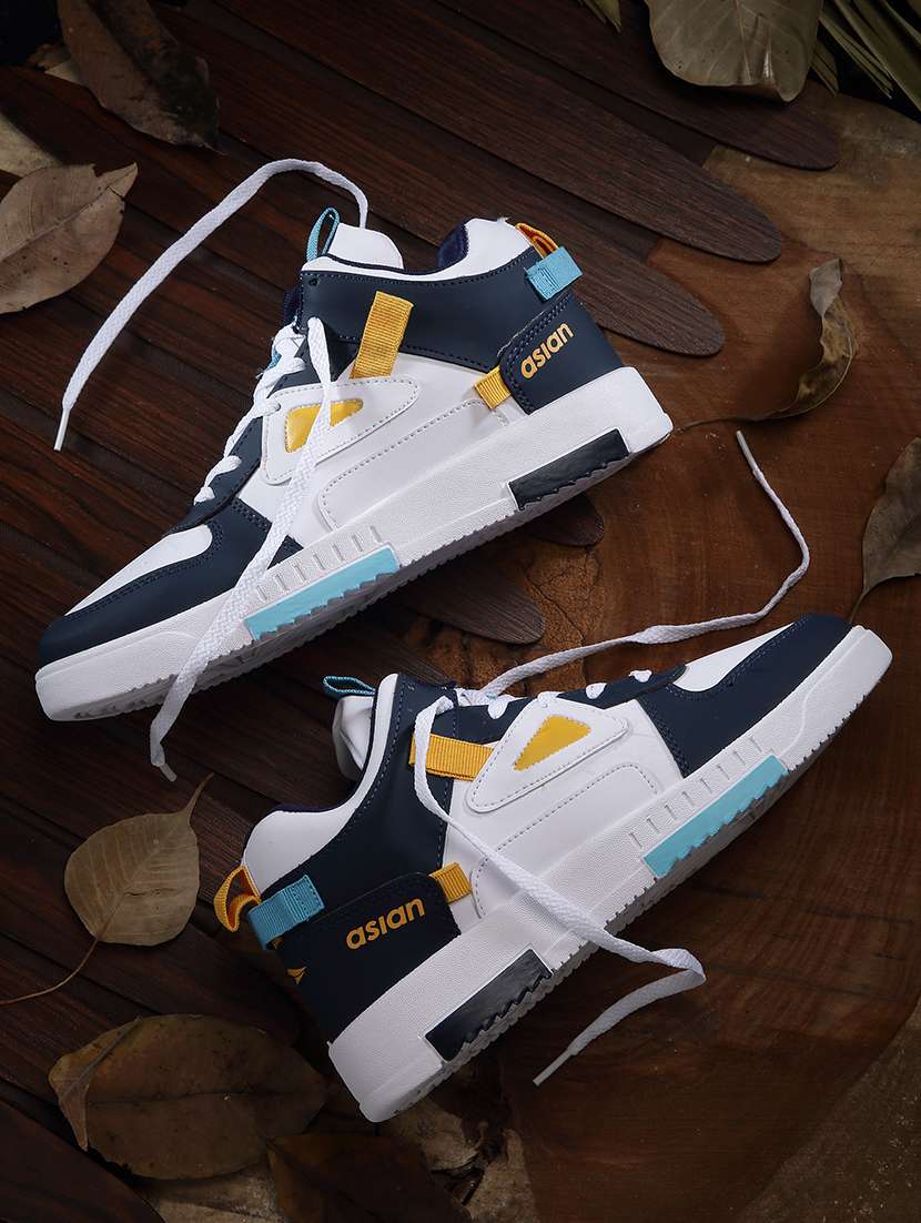 men lace up sneakers