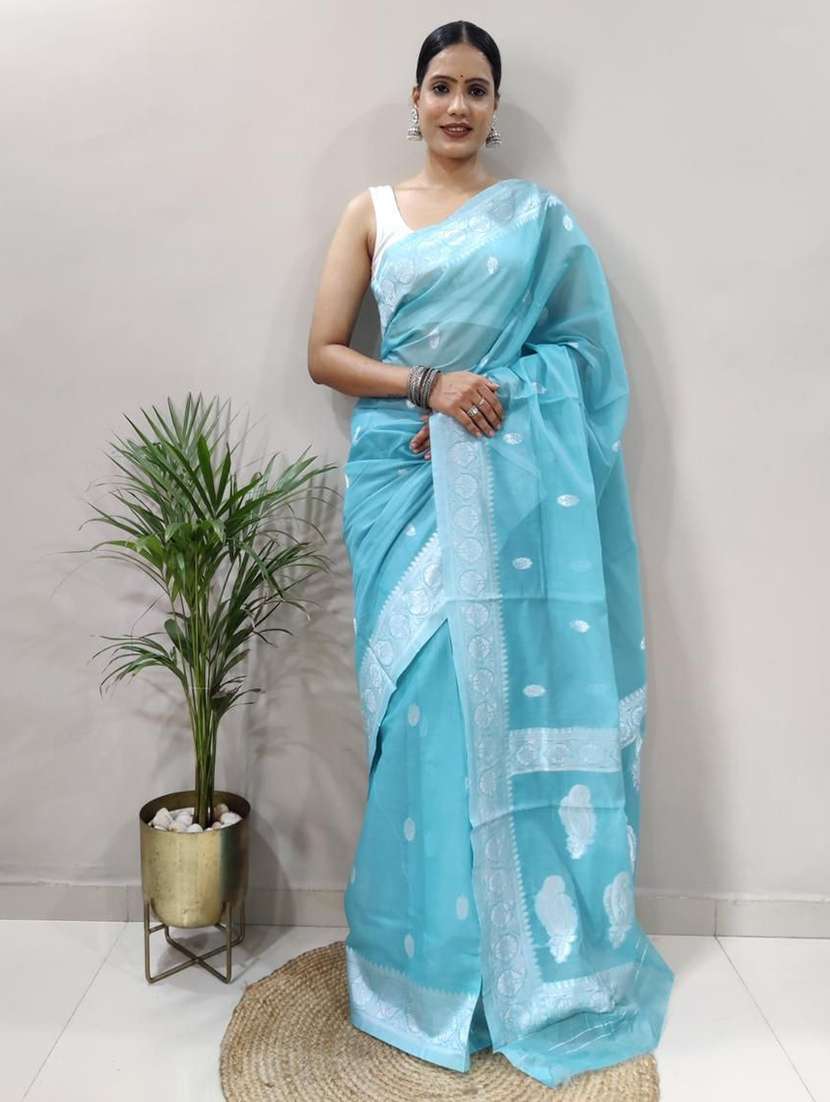 women self design handloom saree with blouse