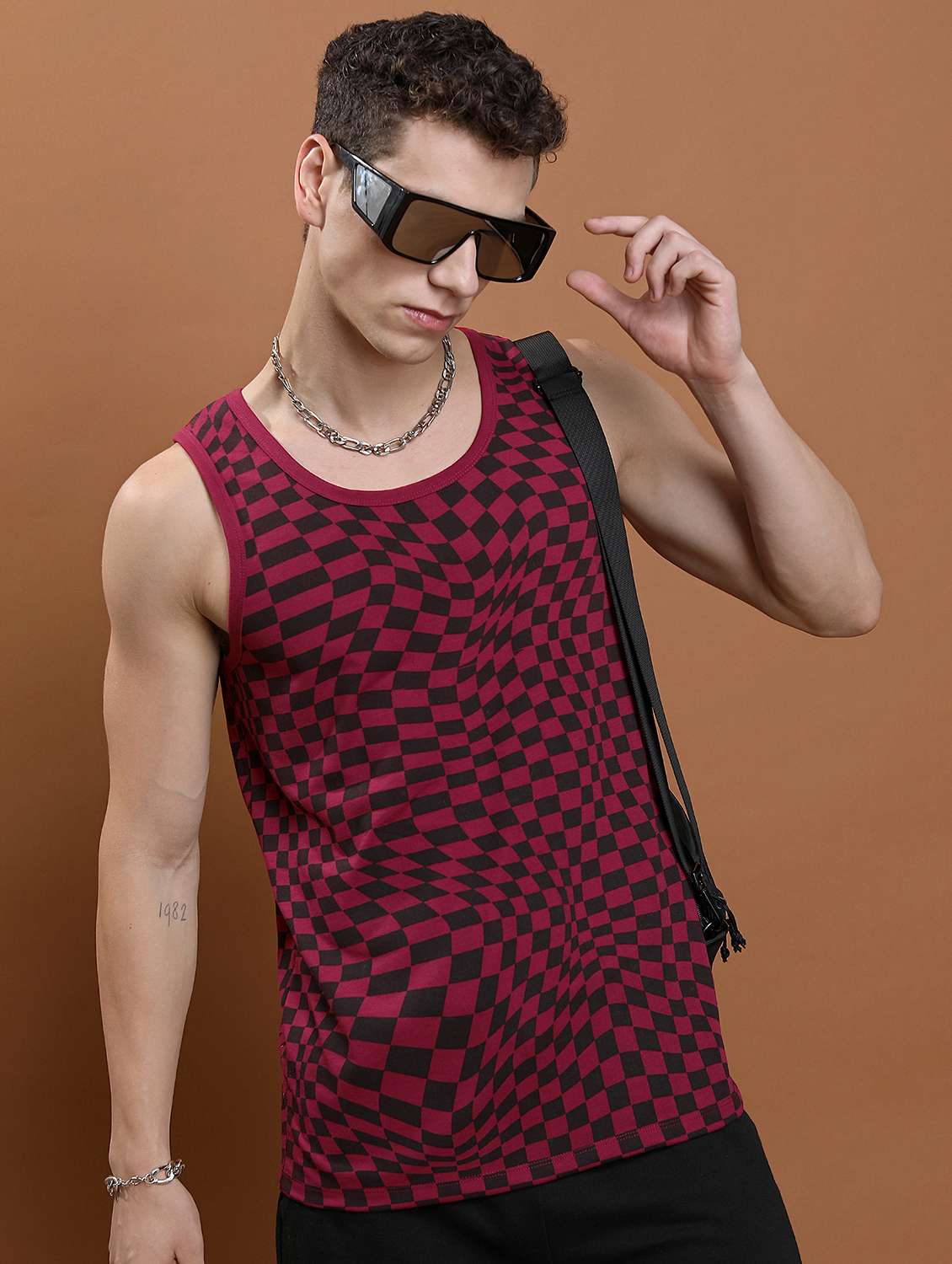 men round neck printed vest - 21375700 - Zoom Image - 0