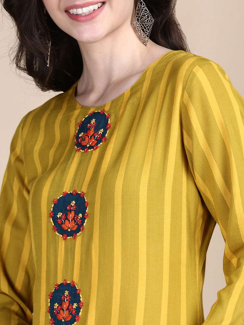 women stripes printed round neck kurta palazzo set  - 21387663 -  Standard Image - 5