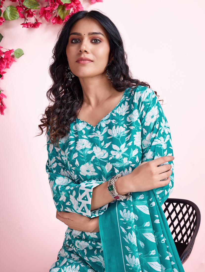 women three quarter sleeve kurta palazzo with dupatta set - 21391328 - Standard Image - 3