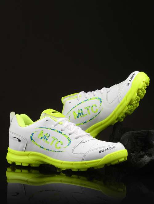 men lace up running sports shoes