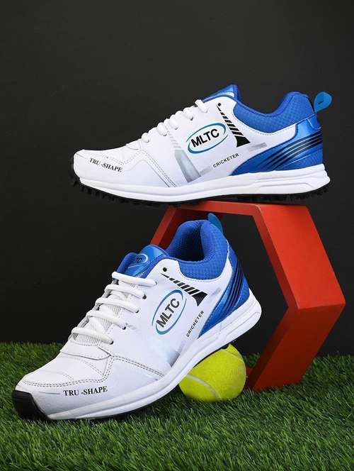 men lace up running sports shoes