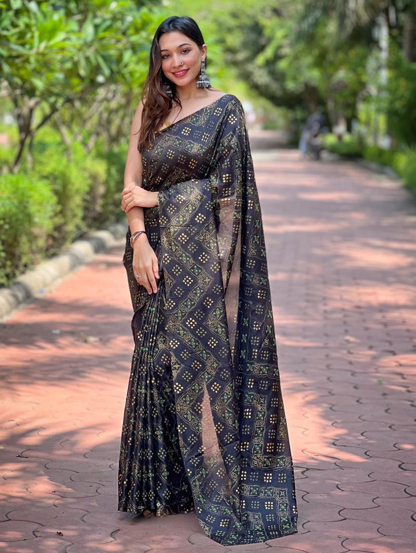 women black printed saree - 21401997 - Zoom Image - 0