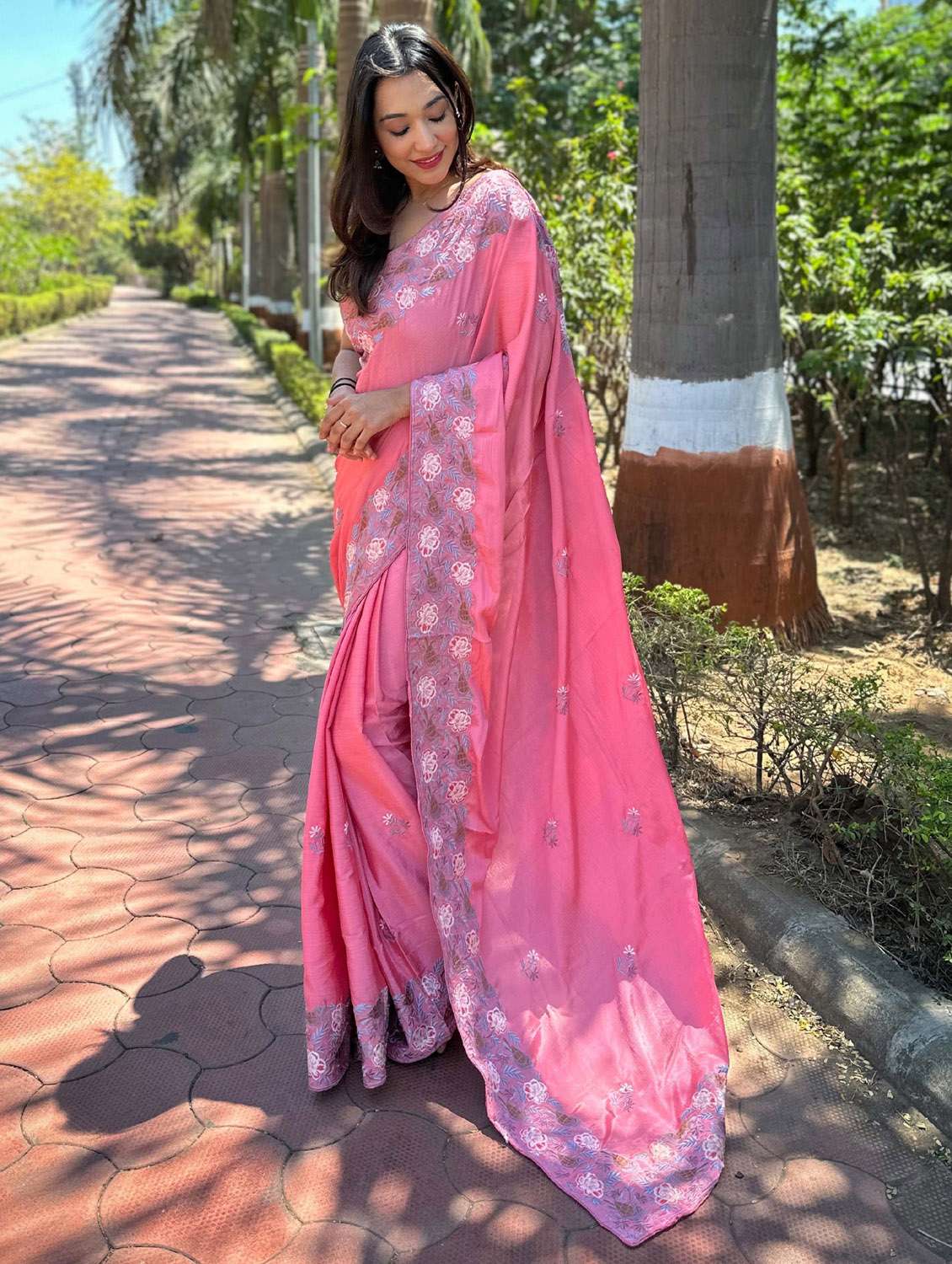 women pink embroidered saree - 21402035 -  Zoom Image - 0
