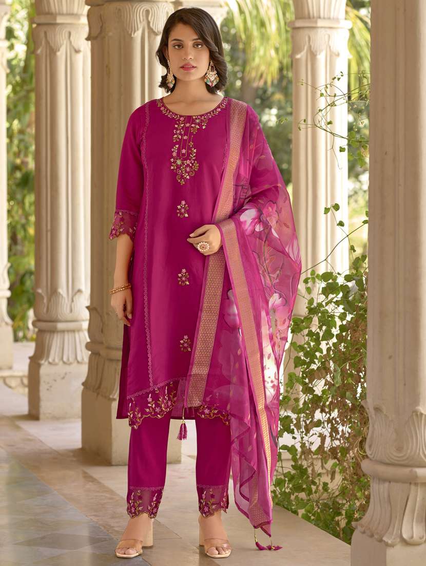 women pink kurta dupatta set