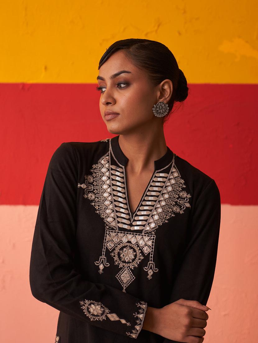 women black straight woolen kurta - 21458892 - Standard Image - 3