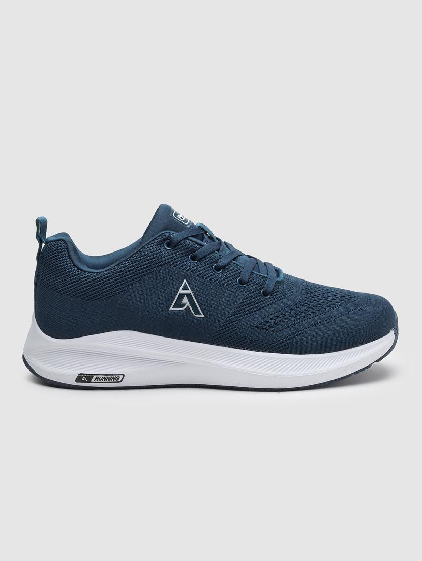 men lace up sports shoes - 21460440 - Standard Image - 3