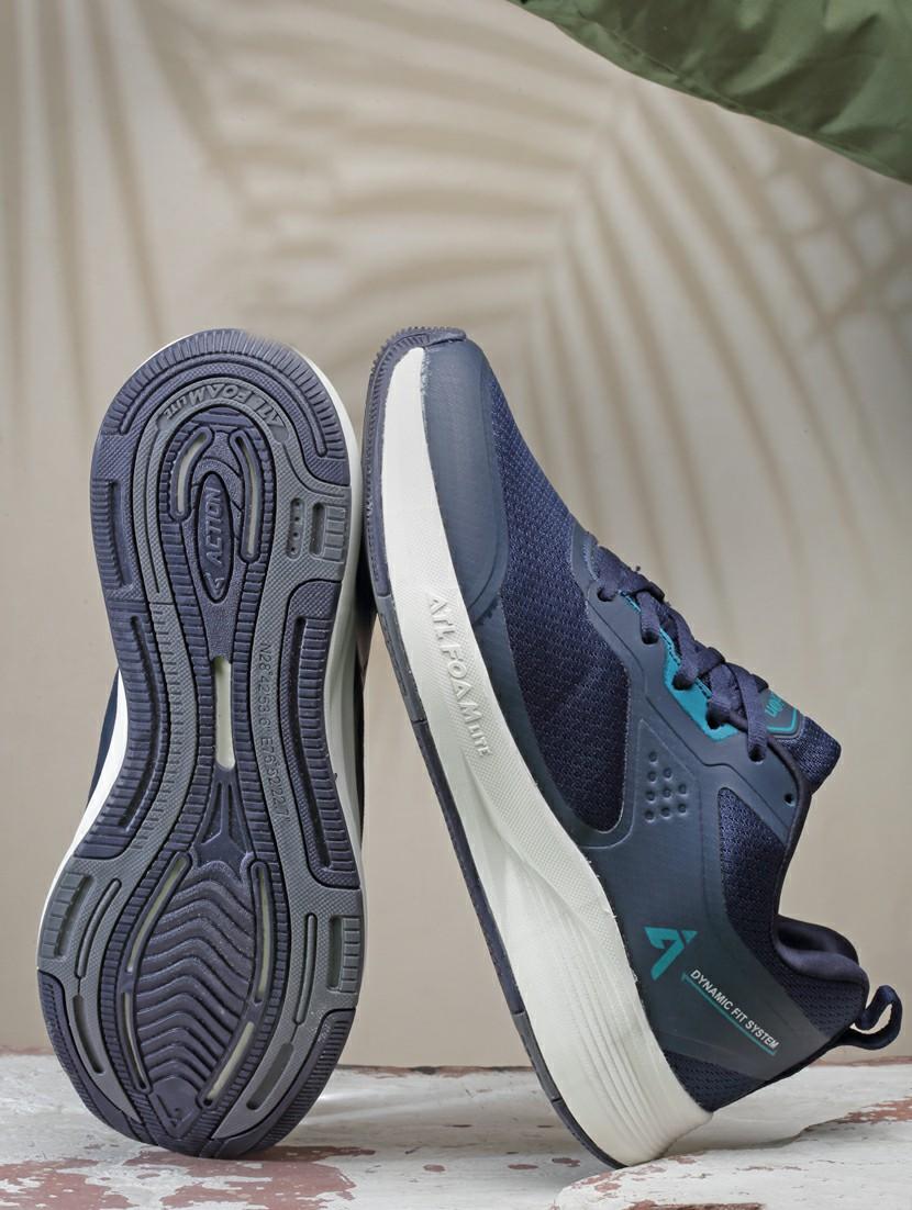 men lace up sports shoes - 21460449 - Zoom Image - 0