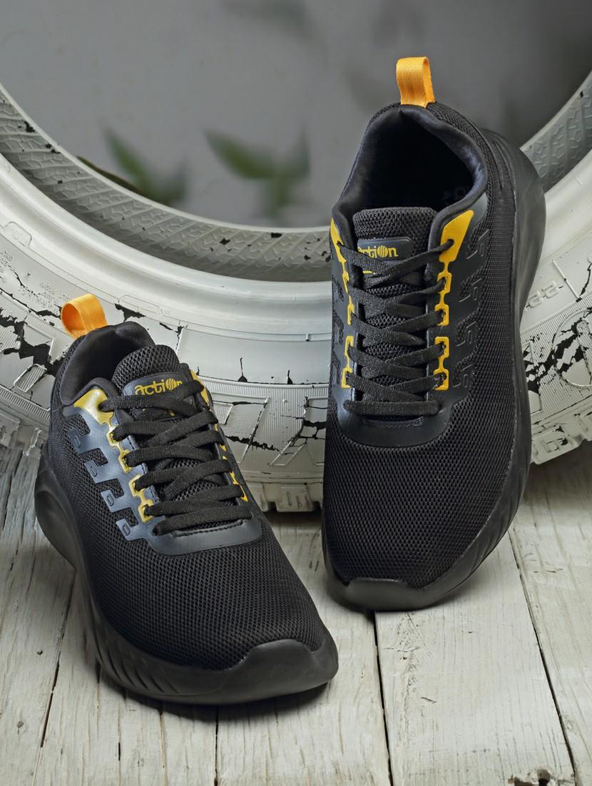 men lace up sports shoes - 21460469 -  Zoom Image - 0