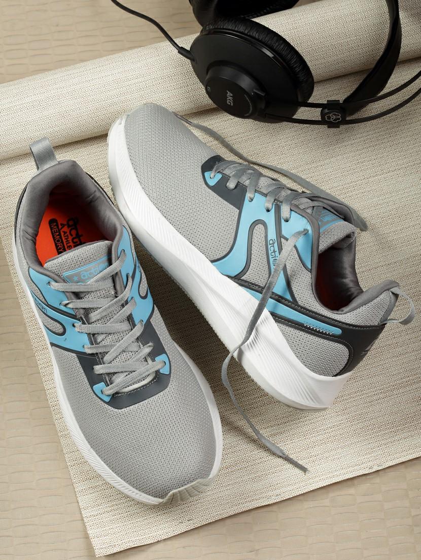 men lace up sports shoes - 21460495 - Zoom Image - 0