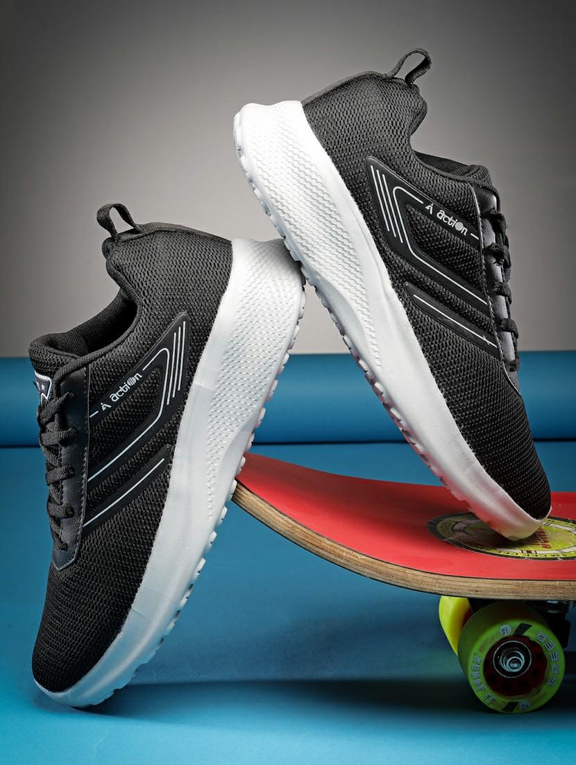 men lace up sports shoes - 21460502 -  Zoom Image - 0
