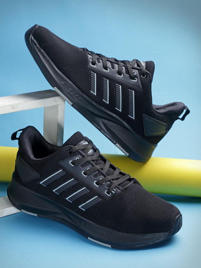 men lace up sports shoes - 21460531 - Zoom Image - 0