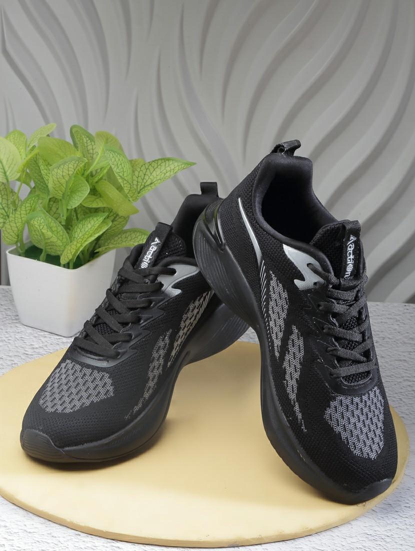 men lace up sports shoes - 21460623 -  Zoom Image - 0