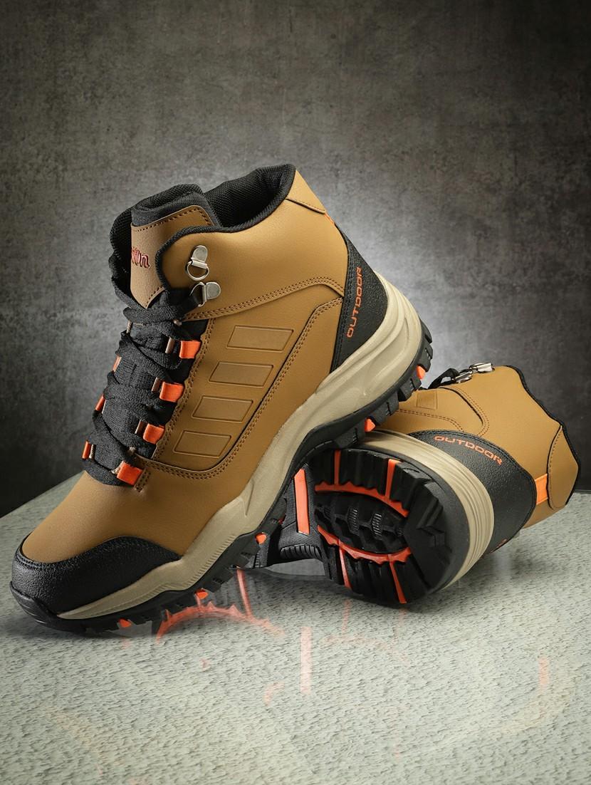men lace up sports shoes - 21460787 -  Zoom Image - 0