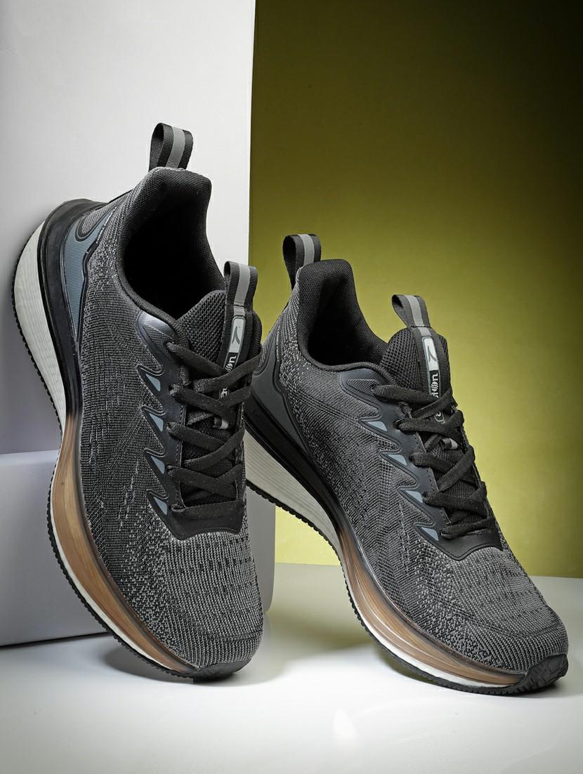 men lace up sports shoes - 21460797 - Zoom Image - 0