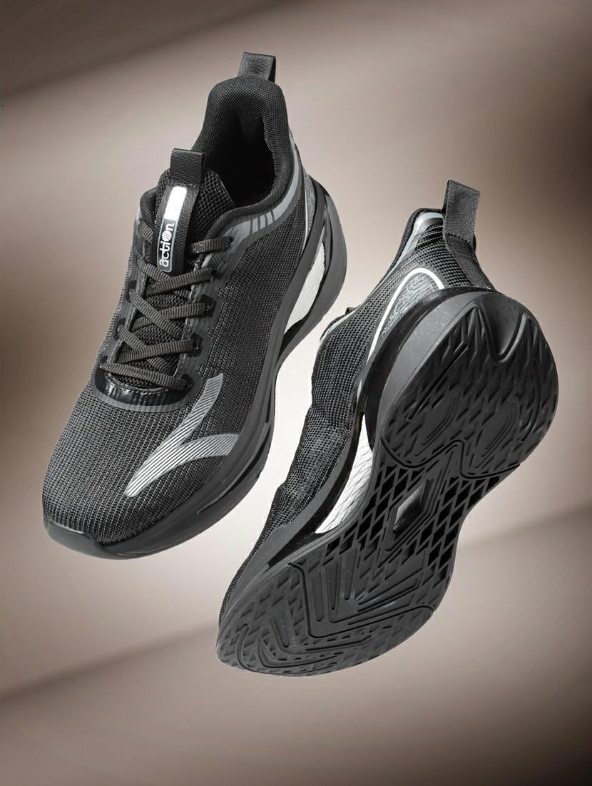 men lace up sports shoes - 21460835 -  Zoom Image - 0