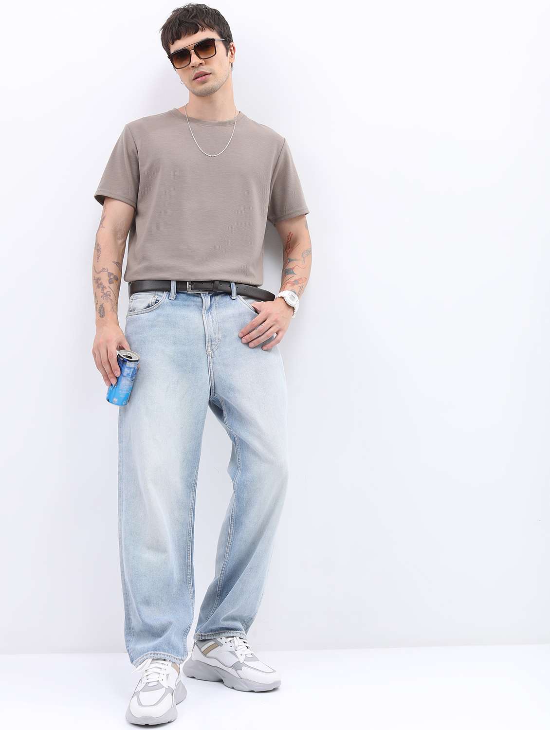 men round neck plain t-shirt - 21487990 -  Standard Image - 3
