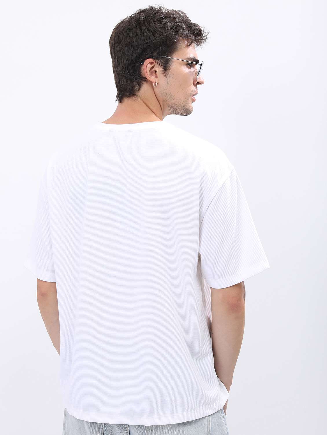 men round neck plain t-shirt - 21487994 -  Standard Image - 3