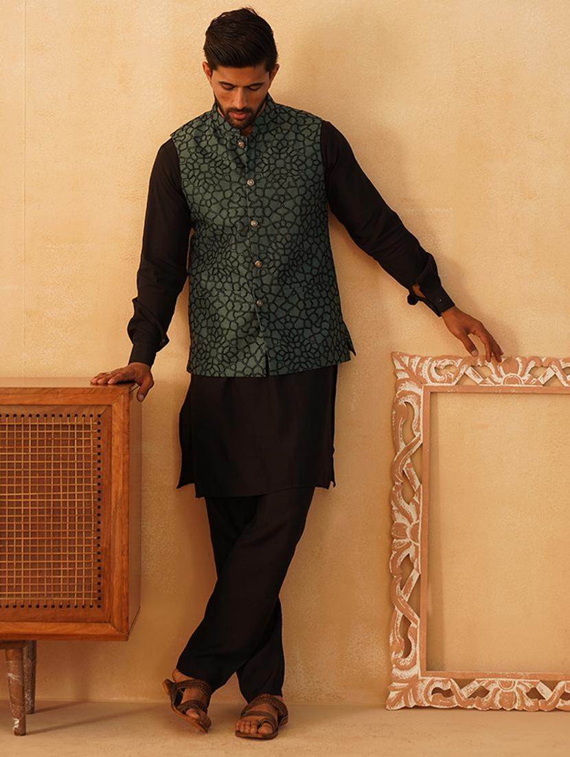men embroidered kurta pyjama with jacket ethnic wear set - 21505341 - Standard Image - 3